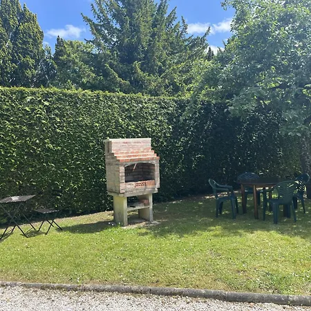 Petit Manoir Av Court De Tennis *