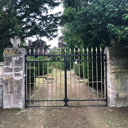 Petit Manoir Av Court De Tennis *