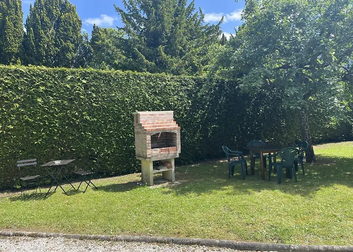 Petit Manoir Av Court De Tennis *